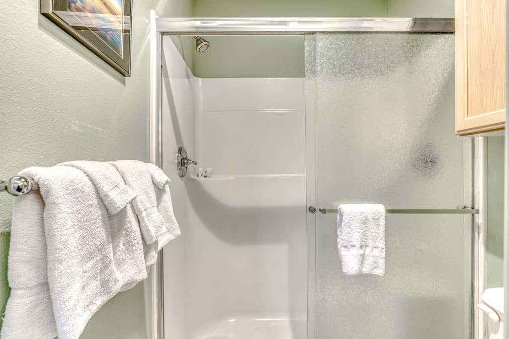 Modern home 3 blocks from beach with private hot tub & cozy fireplace