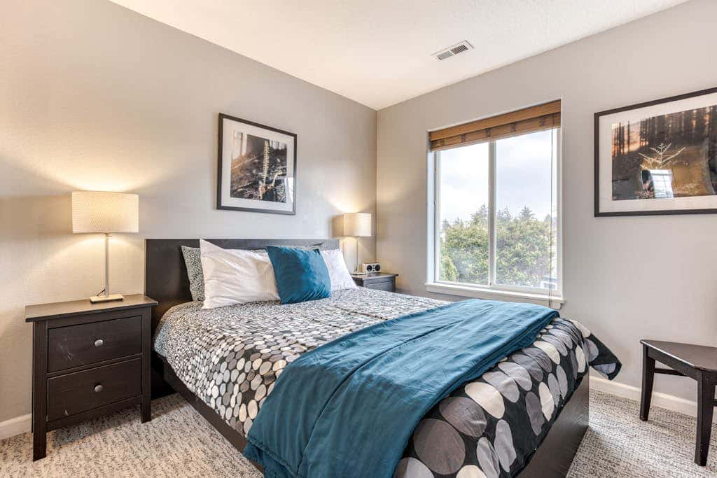 Modern home 3 blocks from beach with private hot tub & cozy fireplace