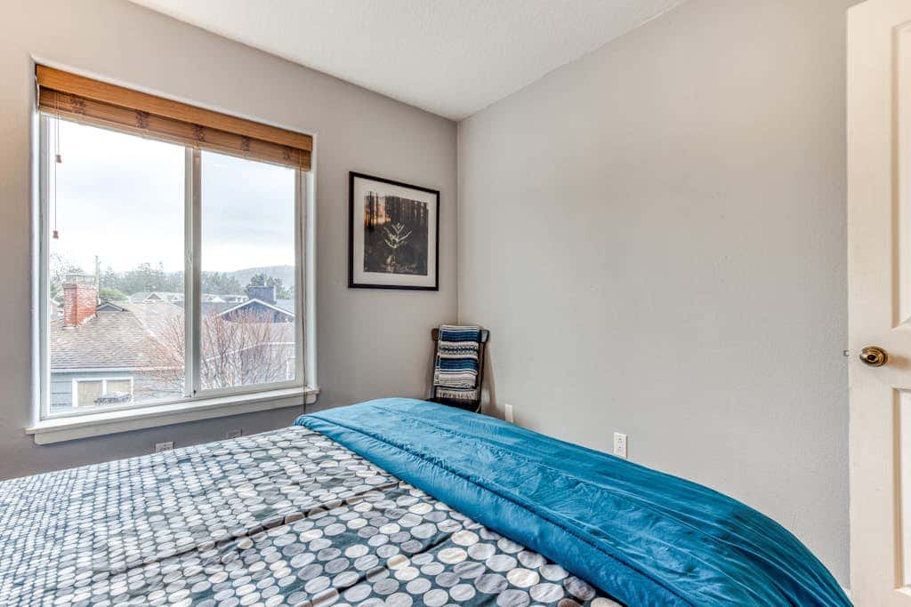 Modern home 3 blocks from beach with private hot tub & cozy fireplace