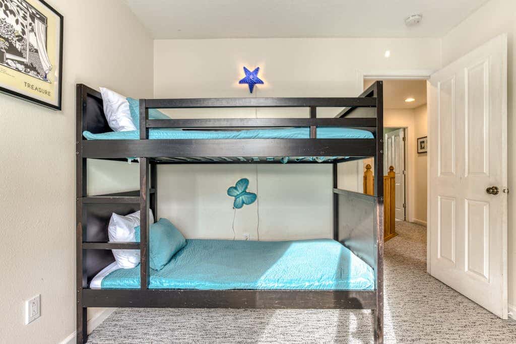 Modern home 3 blocks from beach with private hot tub & cozy fireplace
