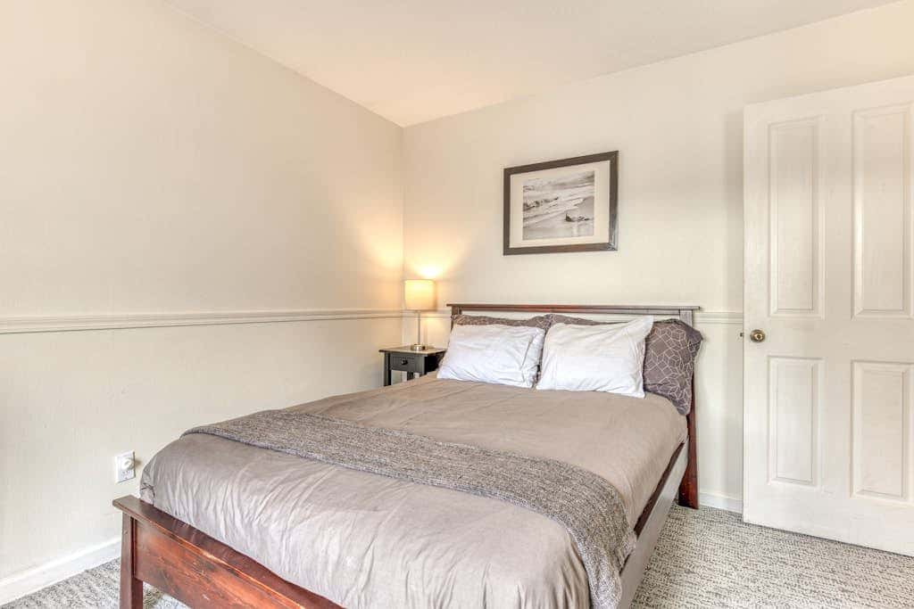 Modern home 3 blocks from beach with private hot tub & cozy fireplace