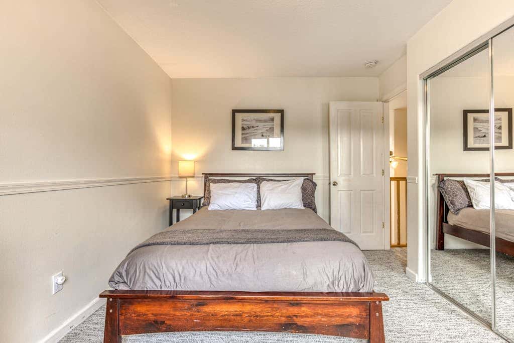Modern home 3 blocks from beach with private hot tub & cozy fireplace