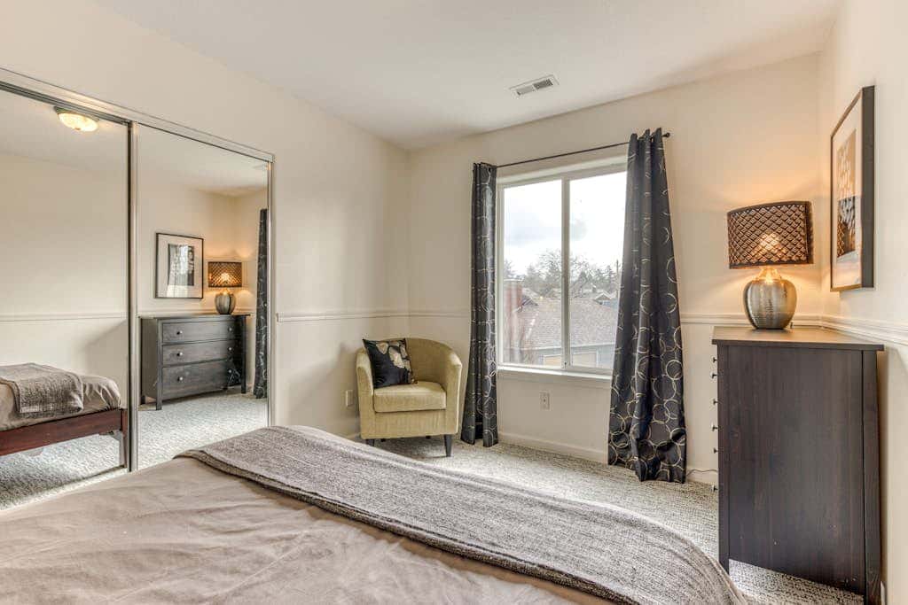 Modern home 3 blocks from beach with private hot tub & cozy fireplace