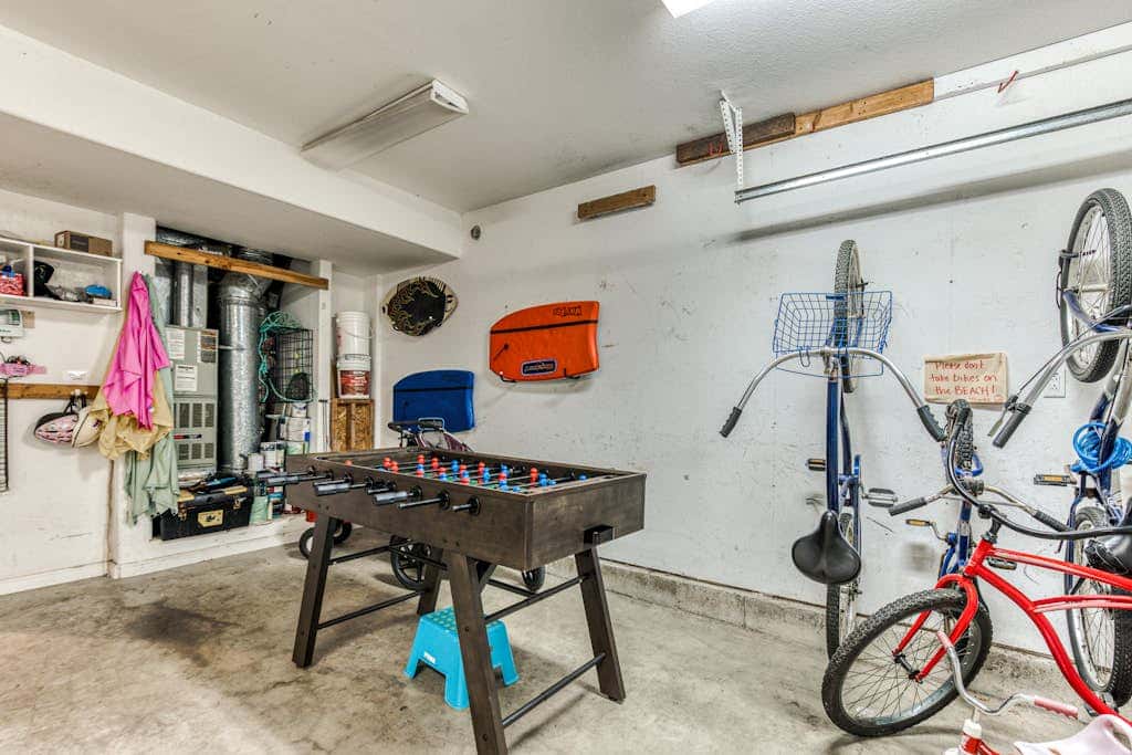 Modern home 3 blocks from beach with private hot tub & cozy fireplace
