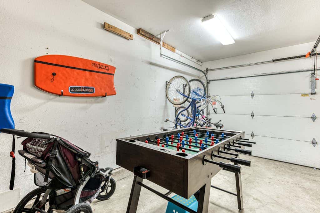 Modern home 3 blocks from beach with private hot tub & cozy fireplace