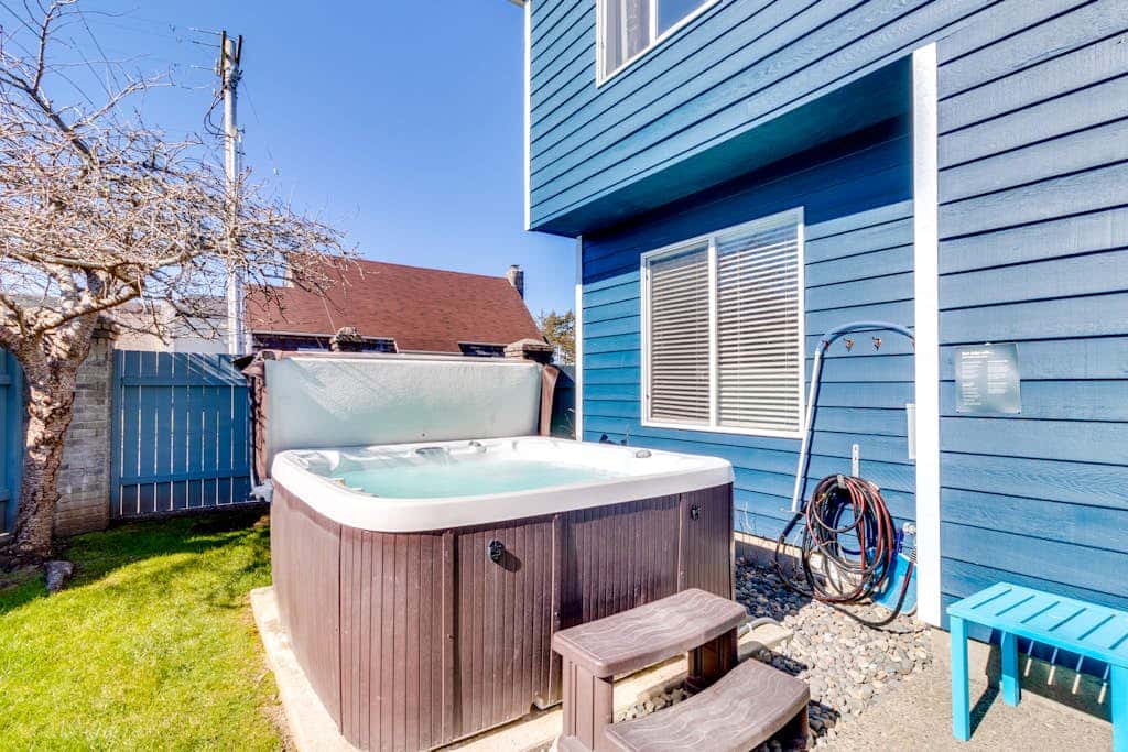 Modern home 3 blocks from beach with private hot tub & cozy fireplace