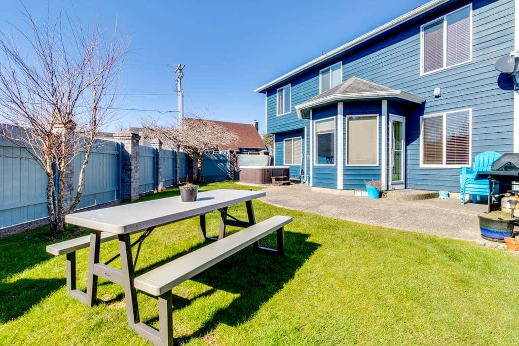 Modern home 3 blocks from beach with private hot tub & cozy fireplace