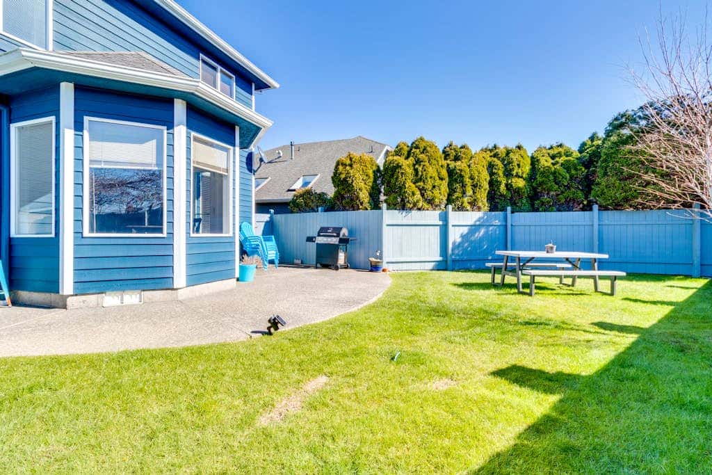 Modern home 3 blocks from beach with private hot tub & cozy fireplace