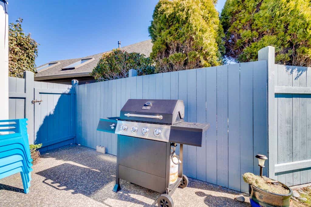 Modern home 3 blocks from beach with private hot tub & cozy fireplace