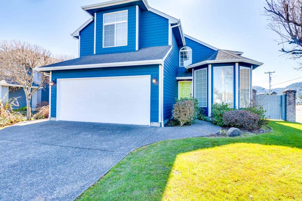Modern home 3 blocks from beach with private hot tub & cozy fireplace