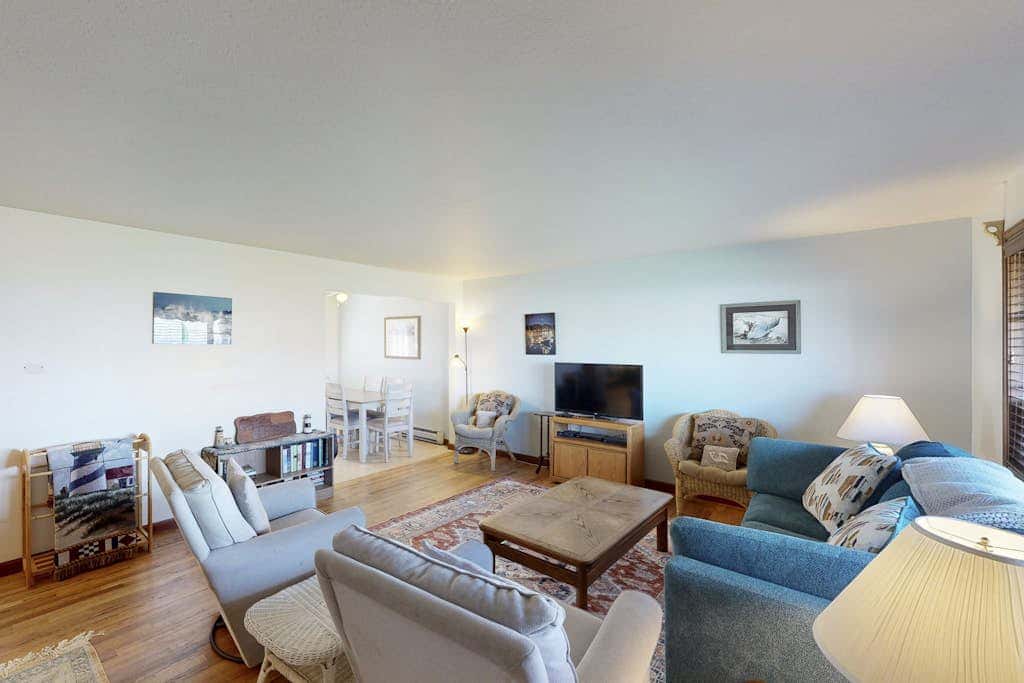 Charming Dog-Friendly Condo with Ocean View - Close to Beach & Nye Shops