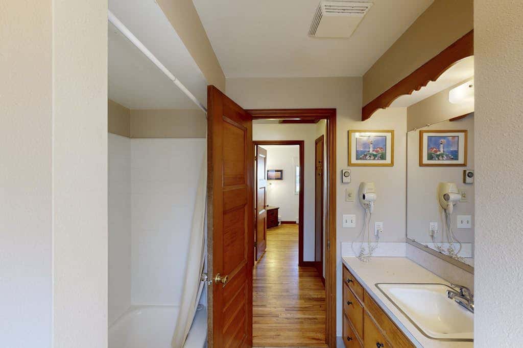 Charming Dog-Friendly Condo with Ocean View - Close to Beach & Nye Shops