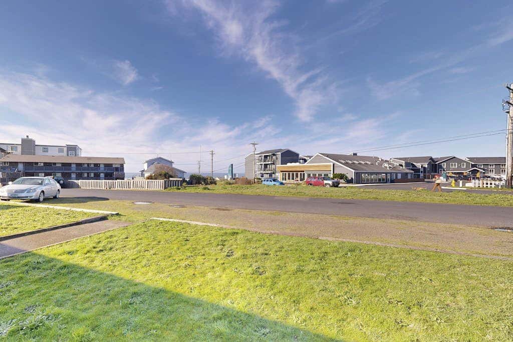 Charming Dog-Friendly Condo with Ocean View - Close to Beach & Nye Shops