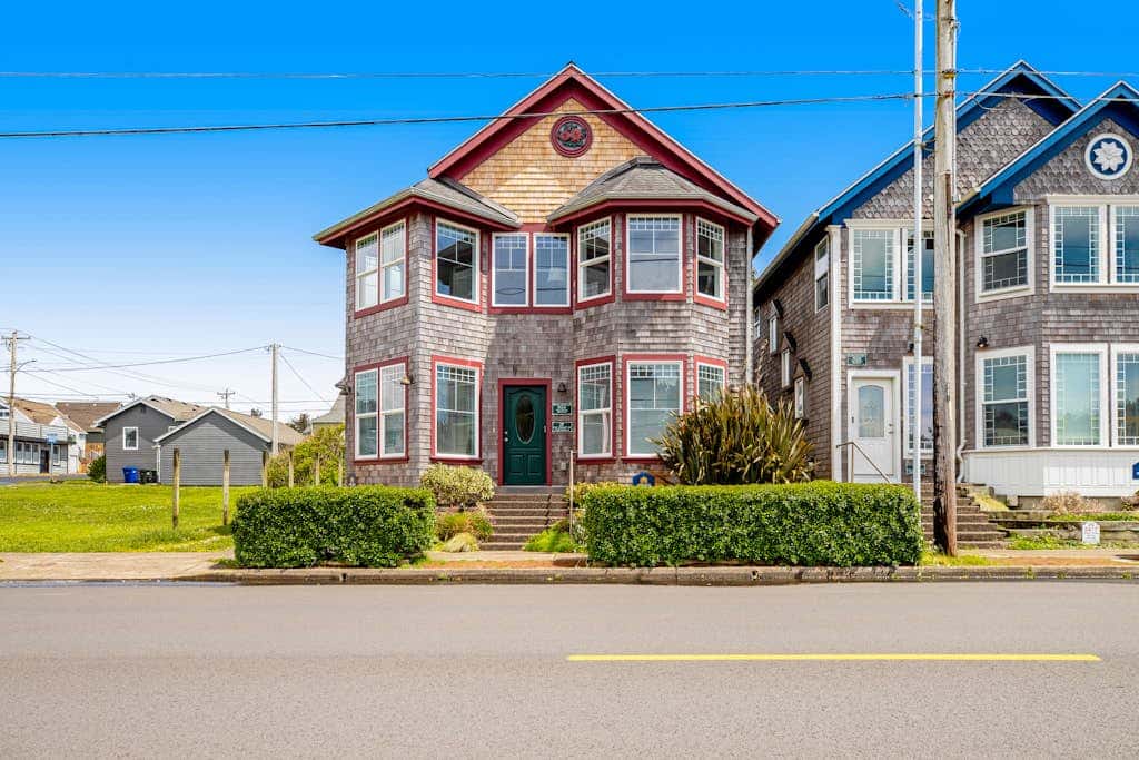 Ocean-view beach house with enclosed yard,New hot tub - 1 block to beach