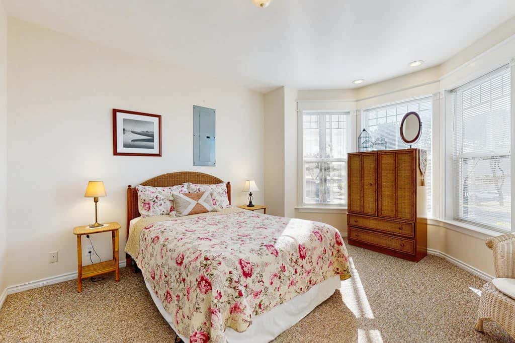 Ocean-view beach house with enclosed yard,New hot tub - 1 block to beach