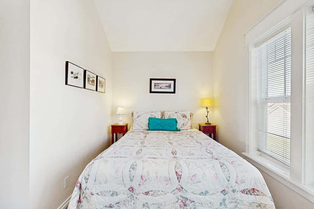 Ocean-view beach house with enclosed yard,New hot tub - 1 block to beach