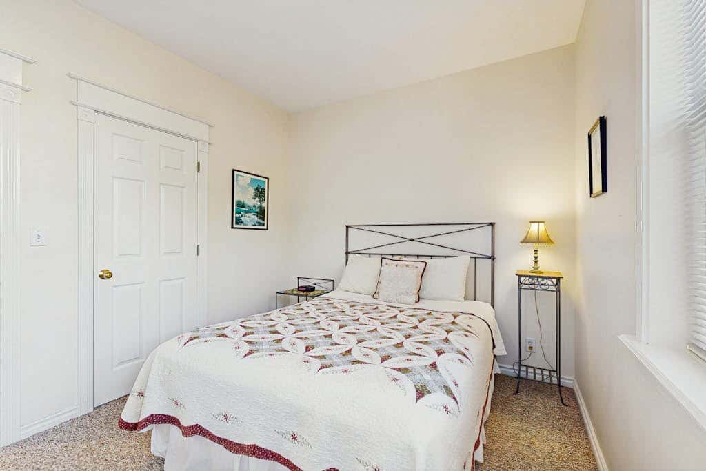 Ocean-view beach house with enclosed yard,New hot tub - 1 block to beach