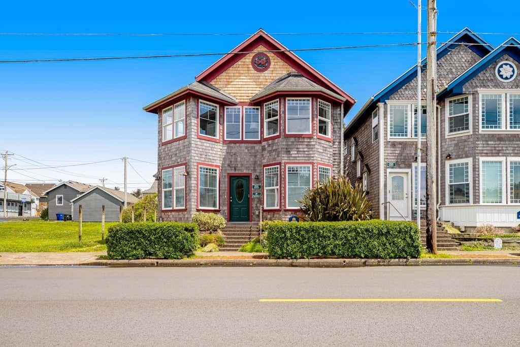 Ocean view homes with hot tubs, enclosed yard, fireplace - 1 block to the beach