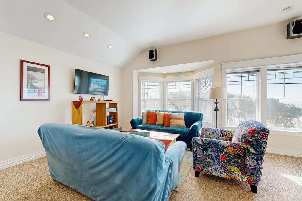 Ocean view homes with hot tubs, enclosed yard, fireplace - 1 block to the beach