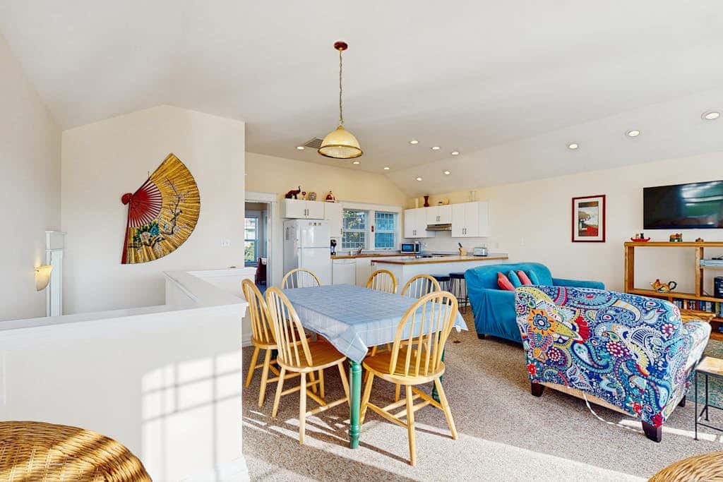Ocean view homes with hot tubs, enclosed yard, fireplace - 1 block to the beach