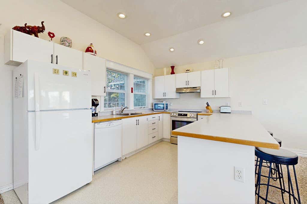 Ocean view homes with hot tubs, enclosed yard, fireplace - 1 block to the beach