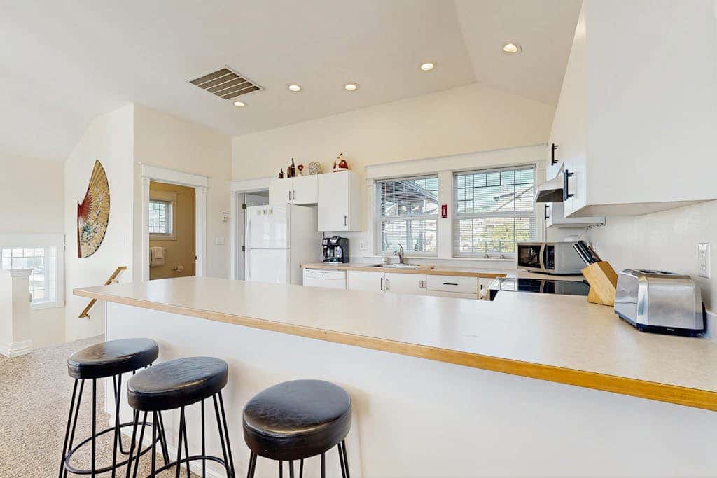 Ocean view homes with hot tubs, enclosed yard, fireplace - 1 block to the beach