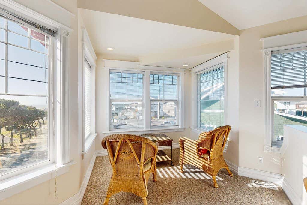Ocean view homes with hot tubs, enclosed yard, fireplace - 1 block to the beach