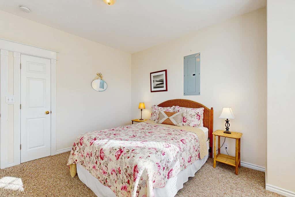 Ocean view homes with hot tubs, enclosed yard, fireplace - 1 block to the beach