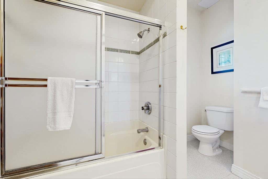 Ocean view homes with hot tubs, enclosed yard, fireplace - 1 block to the beach