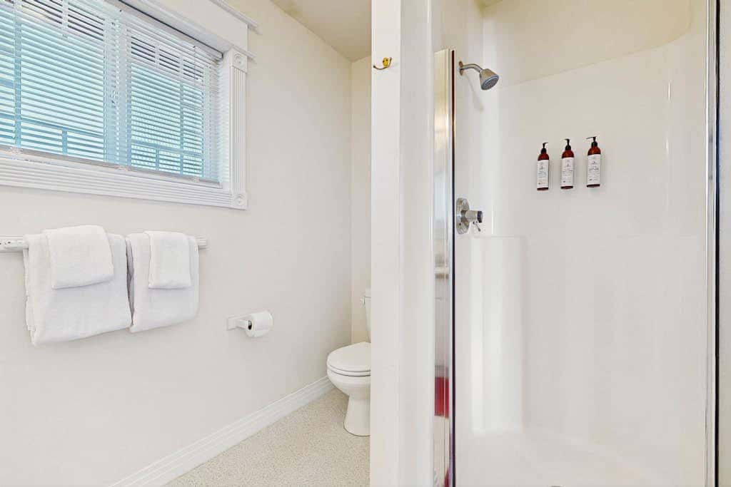 Ocean view homes with hot tubs, enclosed yard, fireplace - 1 block to the beach