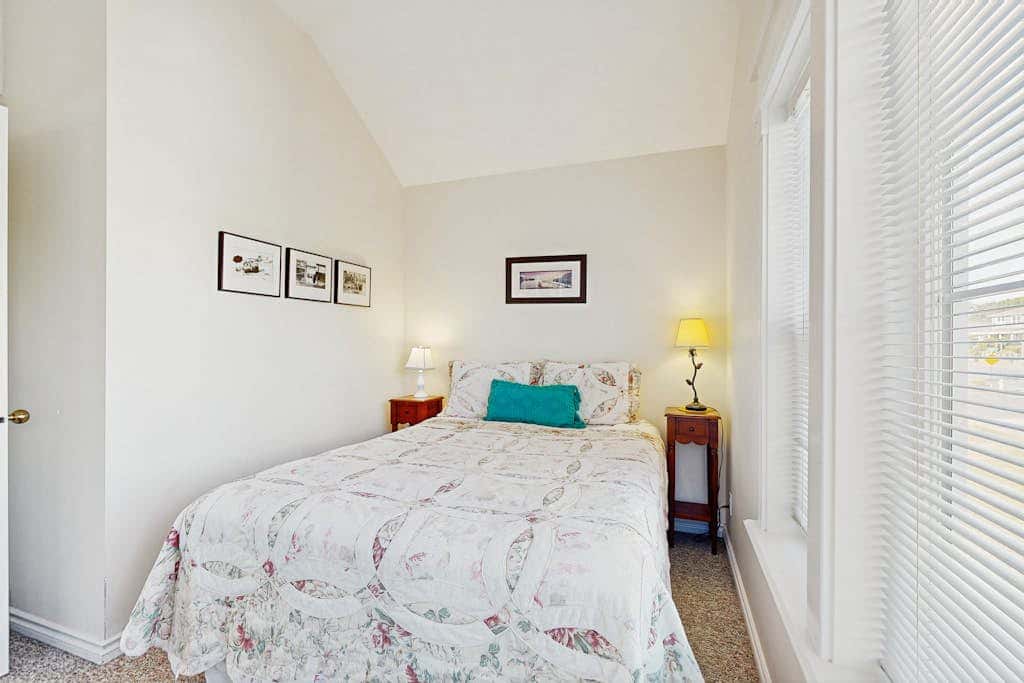 Ocean view homes with hot tubs, enclosed yard, fireplace - 1 block to the beach