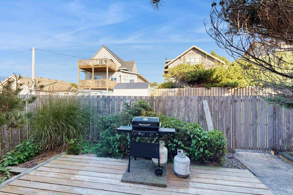 Ocean view homes with hot tubs, enclosed yard, fireplace - 1 block to the beach