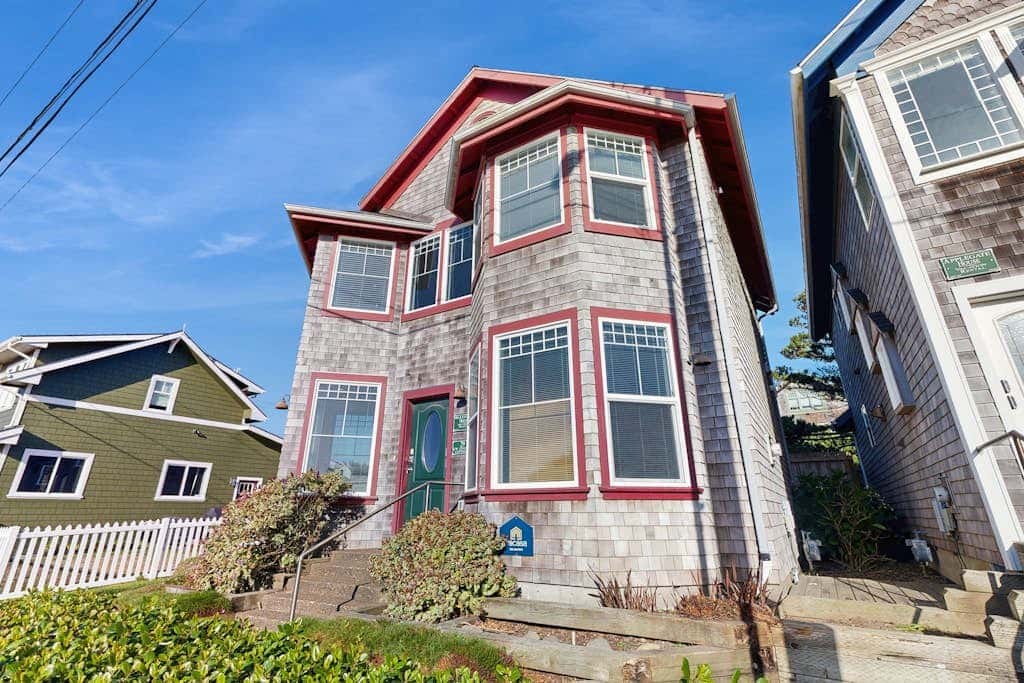 Ocean view homes with hot tubs, enclosed yard, fireplace - 1 block to the beach