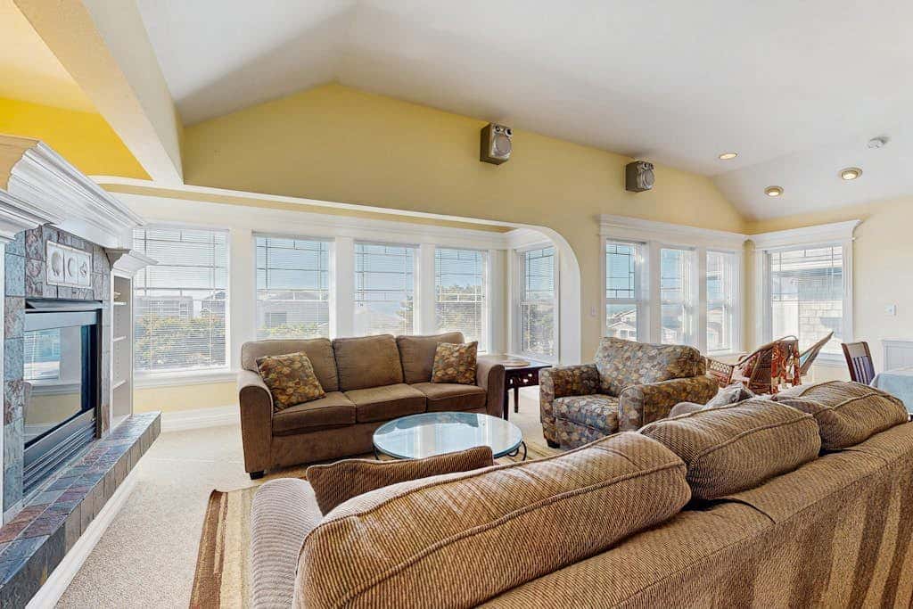 Ocean view homes with hot tubs, enclosed yard, fireplace - 1 block to the beach