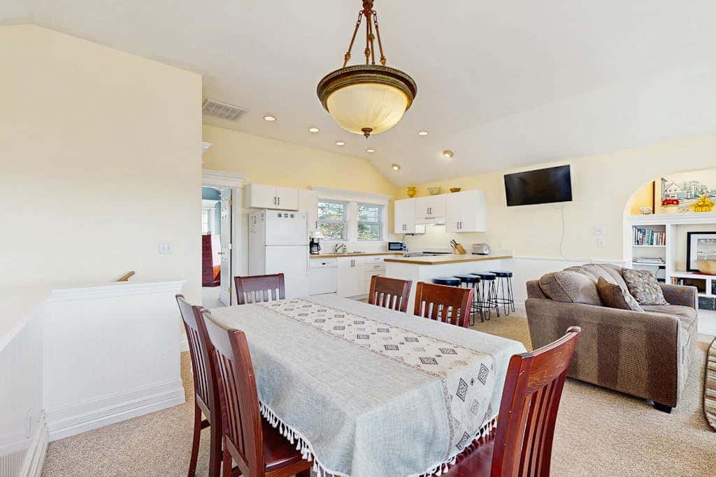 Ocean view homes with hot tubs, enclosed yard, fireplace - 1 block to the beach