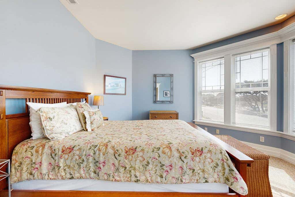 Ocean view homes with hot tubs, enclosed yard, fireplace - 1 block to the beach