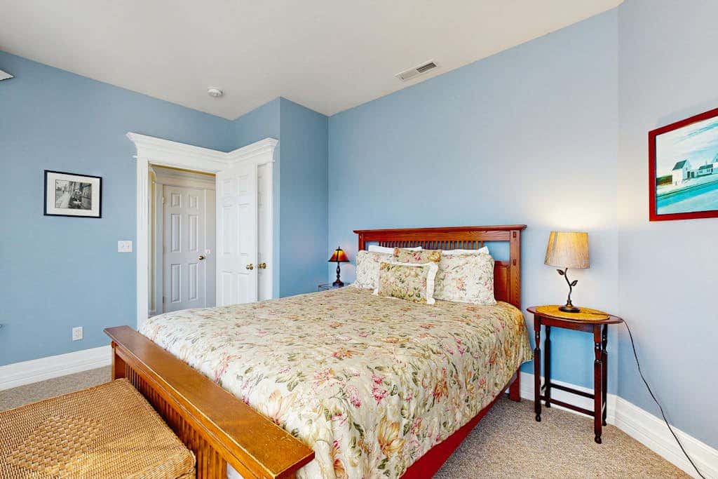 Ocean view homes with hot tubs, enclosed yard, fireplace - 1 block to the beach