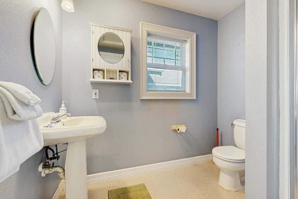 Ocean view homes with hot tubs, enclosed yard, fireplace - 1 block to the beach