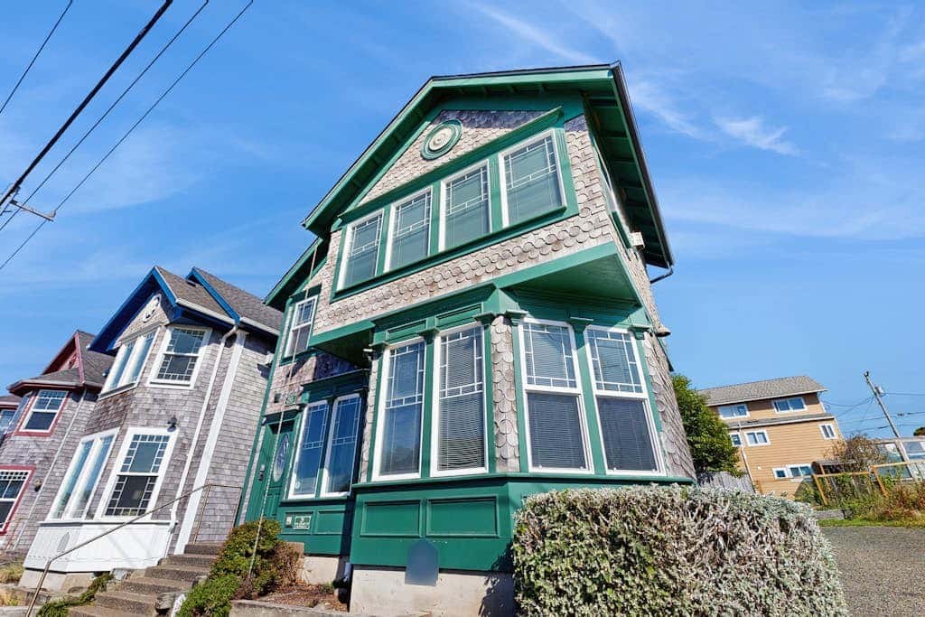 Ocean view homes with hot tubs, enclosed yard, fireplace - 1 block to the beach