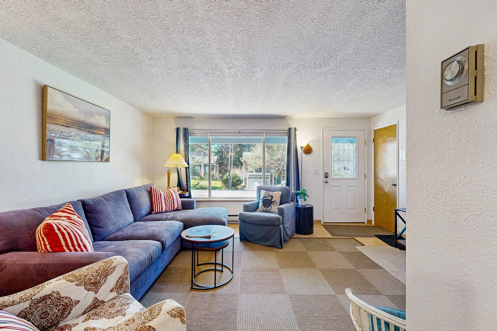 Lovely cottage near the beach with free WiFi, cable, and outdoor deck