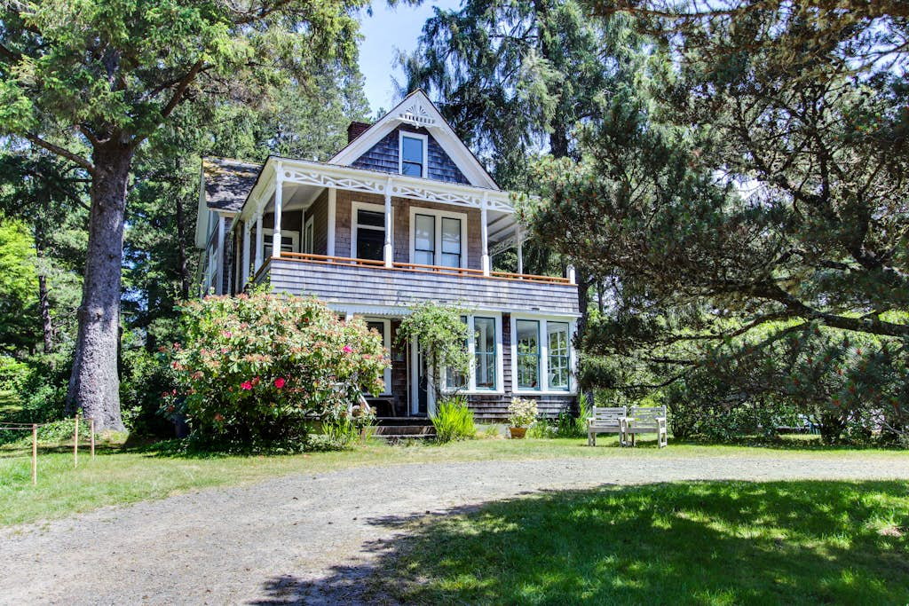 Historic home on one acre meadow, near beach & golf - dog-friendly
