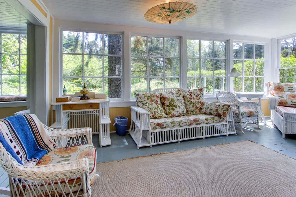 Historic home on one acre meadow, near beach & golf - dog-friendly