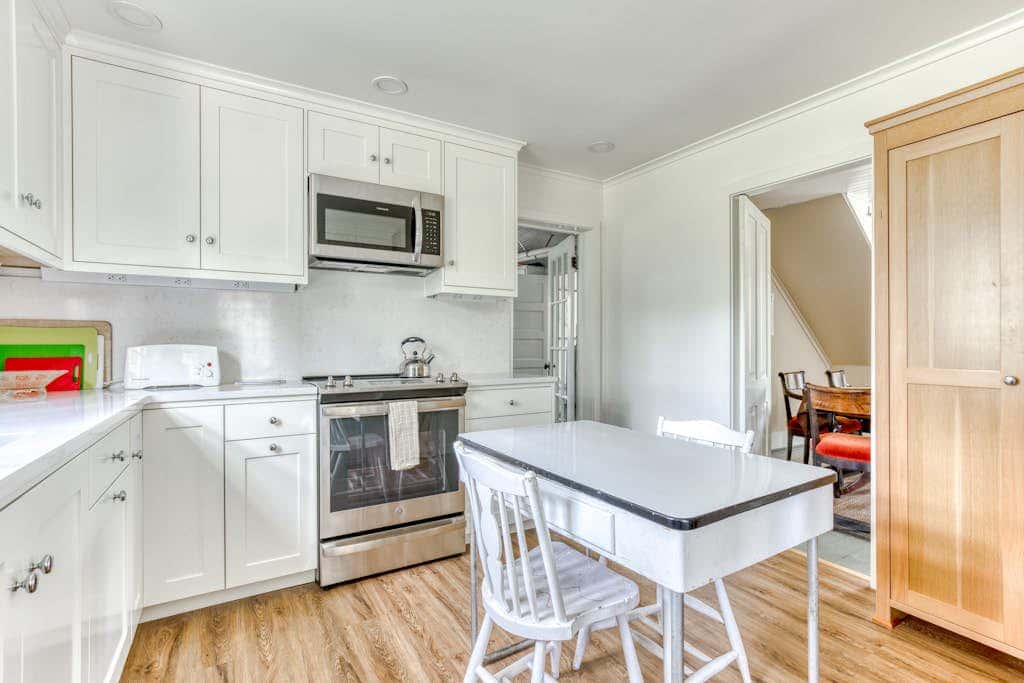 Historic home on one acre meadow, near beach & golf - dog-friendly