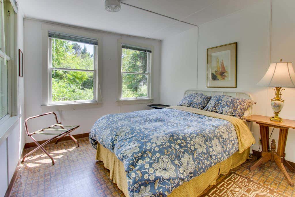 Historic home on one acre meadow, near beach & golf - dog-friendly