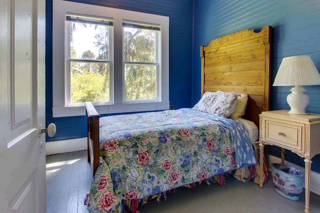 Historic home on one acre meadow, near beach & golf - dog-friendly