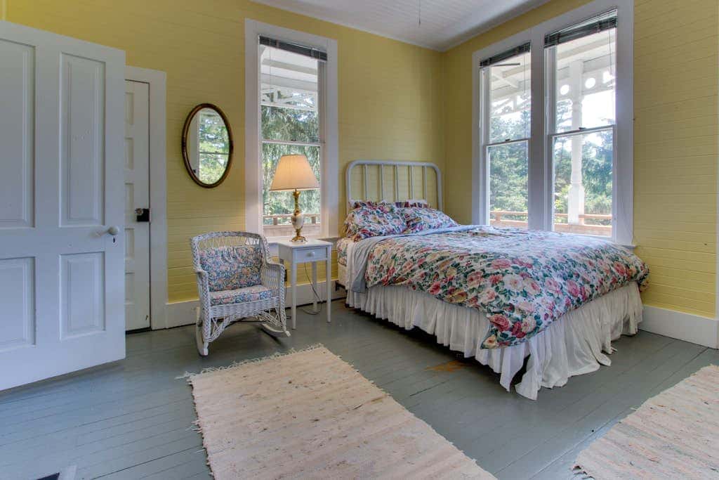 Historic home on one acre meadow, near beach & golf - dog-friendly