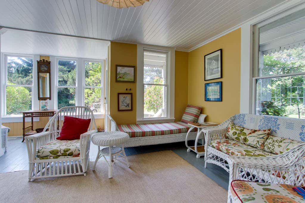 Historic home on one acre meadow, near beach & golf - dog-friendly