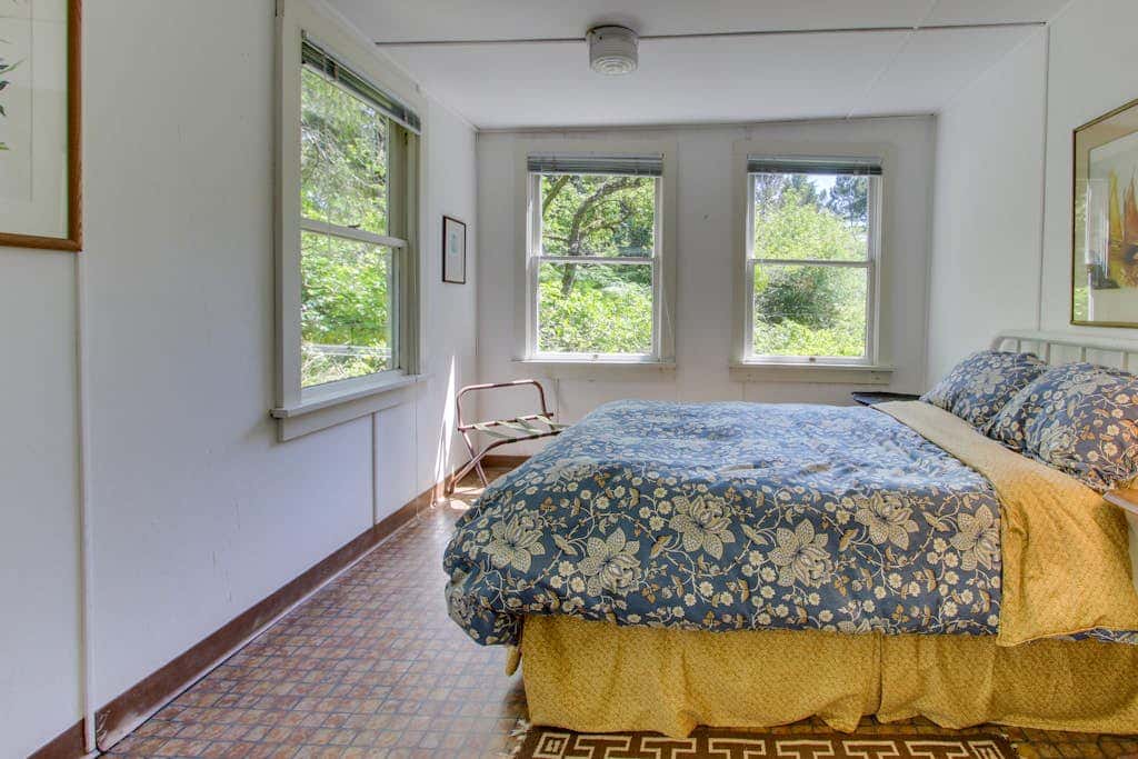 Historic home on one acre meadow, near beach & golf - dog-friendly