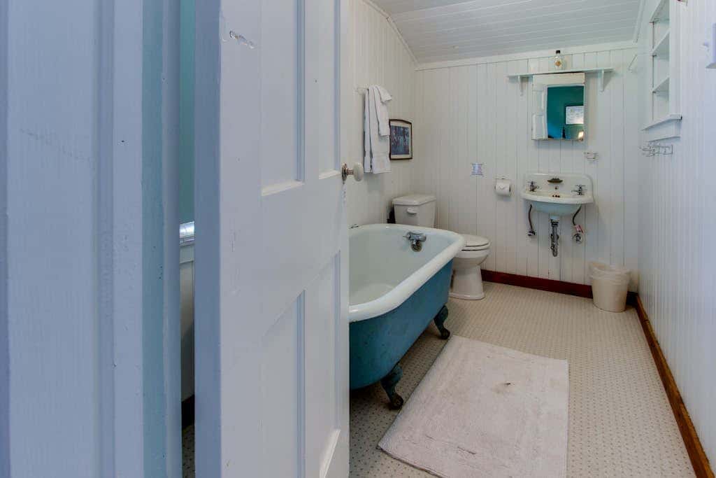 Historic home on one acre meadow, near beach & golf - dog-friendly