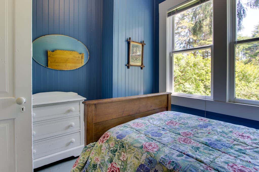 Historic home on one acre meadow, near beach & golf - dog-friendly
